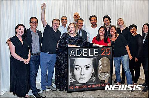 【서울=뉴시스】지난달 22일 미국 매디슨 스퀘어 가든에서 열린 아델 3집 '25' 미국 내 다이아몬드 앨범 획득 기념 행사(출처 빌보드닷컴)