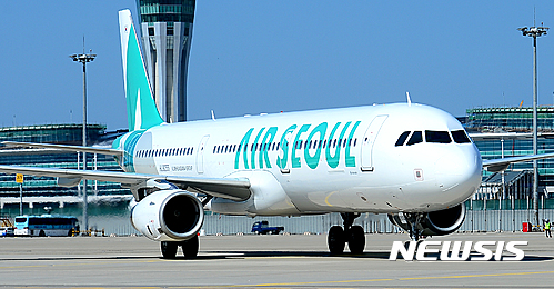 【인천공항=뉴시스】추상철 기자 = 에어서울 1호기 항공기 도입식이 열린 5일 오전 인천국제공항 계류장에서 도색을 마치고 중국 광저우를 출발한 항공기가 랜딩하고 있다. 민트색의 고유의 디자인으로 도색된 A321-200(195석) 기종의 에어서울 항공기는 오는 7일 일본 타카마쓰를 시작으로 국제선 첫 취항을 한다. 2016.10.05. scchoo@newsis.com