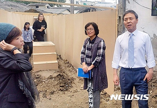 【전주=뉴시스】유영수 기자 = 김승수 전주시장이 5일 전북 전주 선미촌 내 폐공가에서 '눈동자 넓이의 구멍으로 볼 수 있는 것'을 주제로 한 설치미술가 소보람씨의 작품 전시회를 찾아 소 작가와 이야기를 하고 있다. 이번 전시는 오는 9일까지이며, 작품은 작가가 버려진 땅 혹은 방치된 장소에 흩어진 고유한 흔적을 탐색하고 드로잉한 것들로 전시됐다. 2016.10.05.&nbsp; yu0014@newsis.com