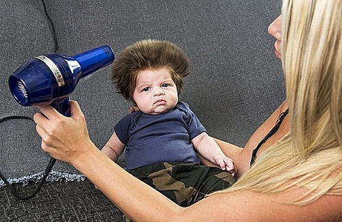 【서울=뉴시스】신생아는 머리카락이 없거나 머리숱이 적은 편인데 풍성한 머리숱을 자랑하는 10주쯤 된 영국 아기가 화제가 되고 있다. 4일(현지시간) 영국 데일리메일은 브라이턴시에 사는 신생아 주니어 콕스 눈을 소개했다. 화제의 아기 눈. (사진출처: 미러) 2016.10.05 