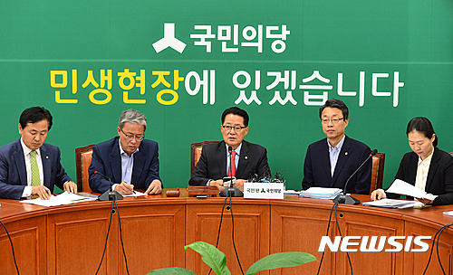 【서울=뉴시스】배훈식 기자 = 국민의당 박지원(왼쪽 세번째) 비상대책위원장 겸 원내대표가 6일 오전 서울 여의도 국회에서 열린 원내정책회의에 참석해 모두발언하고 있다.&nbsp;&nbsp;&nbsp; 박 비대위원장은 이날 회의에서 대통령 사저 문제를 지적한 것이 아니라 국정원의 부동산 업무에 대해 지적한 것이라고 말했다. 2016.10.06.&nbsp;&nbsp; dahora83@newsis.com