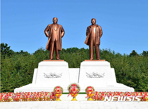 【서울=뉴시스】북한 노동신문은 지난5일 개성시에 김일성과 김정일의 동상을 설치하고 제막식을 가졌다고 6일 보도했다.&nbsp; 이날 행사에는 김영남, 최룡해, 김기남, 리명수, 김영철, 로두철 등이 참가했다. 2016.10.06. (출처=노동신문)&nbsp; photo@newsis.com