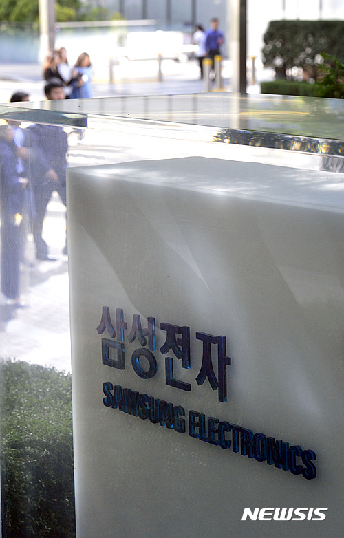 【서울=뉴시스】최동준 기자 = 6일 삼성전자 주가가 엘리엇의 분할요구 등에 상승세를 보이며 장중 최고치를 기록했다. 사진은 이날 서울 서초구 삼성전자 사옥 모습. 2016.10.06.&nbsp; photocdj@newsis.com