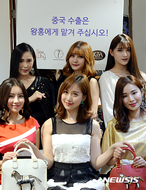 【서울=뉴시스】이종철 기자 = 누리소통망(SNS)을 기반으로 높은 인지도와 영향력을 행사하는 인터넷상의 스타를 의미하는 ‘왕홍'(網紅) 들이 6일 서울 중구 명동 라빠레뜨 매장을 방문하여 한국제품을 소개하고 있다. 2016.10.06.&nbsp; jc4321@newsis.com