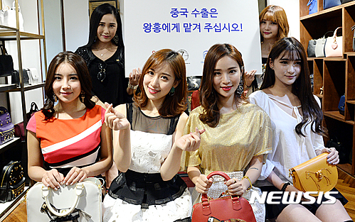 【서울=뉴시스】이종철 기자 = 누리소통망(SNS)을 기반으로 높은 인지도와 영향력을 행사하는 인터넷상의 스타를 의미하는 ‘왕홍'(網紅) 들이 6일 서울 중구 명동 라빠레뜨 매장을 방문하여 한국제품을 소개하고 있다. 2016.10.06.&nbsp; jc4321@newsis.com