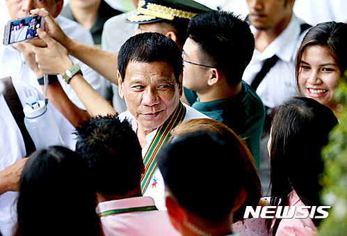 【타구이그=AP/뉴시스】지난 4일 필리핀 수도 마닐라 동부에 위치한 타구이그 외곽의 육군본부를 방문한 로드리고 두테르테 대통령(가운데)이 지지자들로부터 환영을 받고 있다. 필리핀 여론조사 기관인 SWS가 6일 공개한 조사에서 필리핀 국민의 76%는 대통령의 직무수행에 만족하는 것으로 나타났다. 2016.10.06 