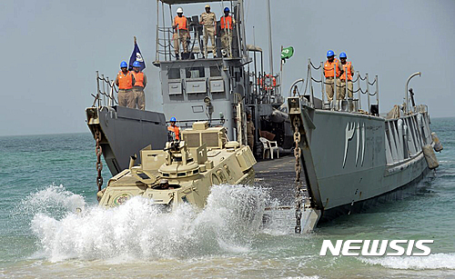 【 AP/뉴시스】사우디아라비아 해군이 호르무즈해협에서 '걸프 방패 1' 군사훈련을 벌이고 있다. 사진은 사우디 관영통신 SPA가 AP에 제공한 것이다. 2016.10.06&nbsp; 