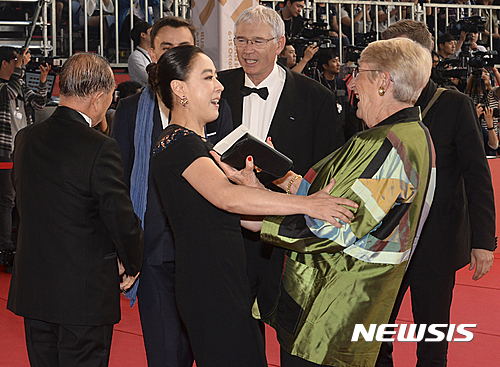 【부산=뉴시스】최진석 기자 = 강수연 부산국제영화제 집행위원장이 6일 오후 부산 해운대 영화의 전당 열린 제21회 부산국제영화제 개막식에 참석해 손님을 맞이하고 있다. 2016.10.06. myjs@newsis.com