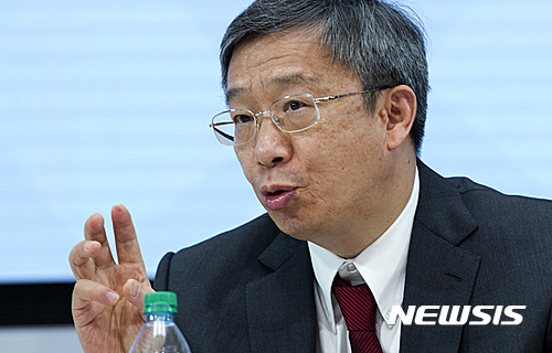 "中, 정책조정 강화해 대출금리 계속 인하" 인민은행장