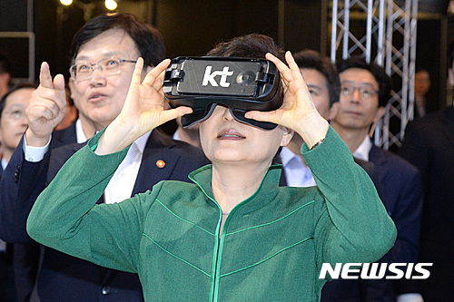 【서울=뉴시스】전진환 기자 = 박근혜 대통령이 7일 오전 서울 상암동 DMC누리꿈스퀘어에서 열린 코리아 VR(Virtual Reality) 페스티벌 KT 전시관에서 VR 체험을 하고 있다. 2016.10.07. amin2@newsis.com