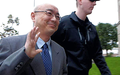  【서울=뉴시스】미국 법원이 옥수수 종자를 훔쳐 중국으로 밀반출 시도한 중국 스파이에 징역 3년형을 선고했다.&nbsp; 6일(현지시간) 미 오하이오주 연방법원은 중국인으로서 미국 영주권자인 모하이룽(46)의 농업 기밀 유출 혐의를 인정해 이같이 선고했다. 지난 2014년 모씨가 법원으로 들어가는 모습. (사진출처: 중 바이두) 2016.10.02 