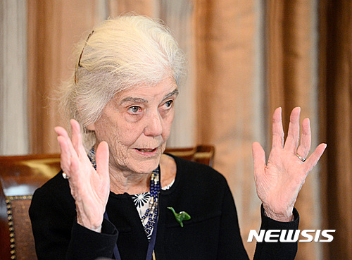 【서울=뉴시스】김진아 기자 = 미국 덴버대학교 사라 넬슨 교수가 7일 오전 서울 중구 프레스센터에서 열린 서울 암사동 유적 국제학술회의에 참석 후 뉴시스와 인터뷰를 하고 있다.&nbsp; 사라 넬슨 교수는 ‘한강 유역 신석기시대 빗살무늬토기 연구’로 미시건대학교 박사학위를 받았으며, 세계동아시아고고학대회에 처음으로 한국고고학 독립 분과를 만들 정도로 한국 선사 문화 연구에 있어서 독보적인 해외 전문가다. 2016.10.07.&nbsp; bluesoda@newsis.com