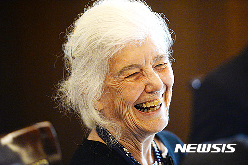 【서울=뉴시스】김진아 기자 = 미국 덴버대학교 사라 넬슨 교수가 7일 오전 서울 중구 프레스센터에서 열린 서울 암사동 유적 국제학술회의에 참석 후 뉴시스와 인터뷰를 하고 있다.&nbsp; 사라 넬슨 교수는 ‘한강 유역 신석기시대 빗살무늬토기 연구’로 미시건대학교 박사학위를 받았으며, 세계동아시아고고학대회에 처음으로 한국고고학 독립 분과를 만들 정도로 한국 선사 문화 연구에 있어서 독보적인 해외 전문가다. 2016.10.07.&nbsp; bluesoda@newsis.com