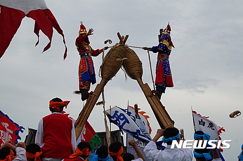 【안동=뉴시스】김진호 기자 = '2016 안동국제탈춤 페스티벌' 및 '제45회 안동민속축제'가 개최되고 있는 경북 안동시 탈춤공원에서 7일 안동차전놀이(국가무형문화재 제24호)가 재연됐다. 2016.10.07&nbsp; kjh9326@newsis.com 