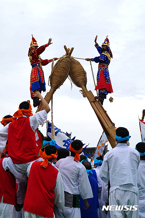 【안동=뉴시스】김진호 기자 = '2016 안동국제탈춤 페스티벌' 및 '제45회 안동민속축제'가 개최되고 있는 경북 안동시 탈춤공원에서 7일 안동차전놀이(국가무형문화재 제24호)가 재연됐다. 2016.10.07&nbsp; kjh9326@newsis.com