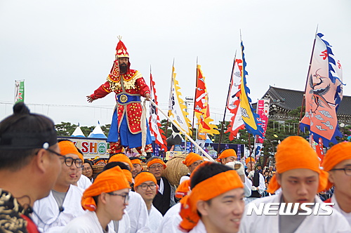 【안동=뉴시스】김진호 기자 = '2016 안동국제탈춤 페스티벌' 및 '제45회 안동민속축제'가 개최되고 있는 경북 안동시 탈춤공원에서 7일 안동차전놀이(국가무형문화재 제24호)가 재연됐다. 2016.10.07&nbsp; kjh9326@newsis.com
