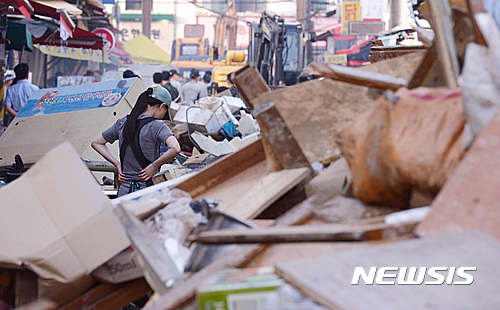 【울산=뉴시스】 장세영 기자 = 시장상인들이 6일 오후 울산시 중구 태화종합시장에서 전날 태풍 '차바'의 영향으로 완전히 물에 잠겨 폐허가 된 집기들을 멍하니 바라보고 있다. 2016.10.08.&nbsp; photothink@newsis.com