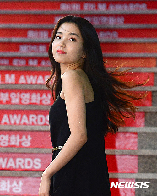 【부산=뉴시스】권현구 기자 = 배우 김태리가 7일 오후 부산 해운대구 벡스코 오디토리움에서 열린 제25회 부일영화상 시상식에 참석하고 있다. 2016.10.07. stoweon@newsis.com