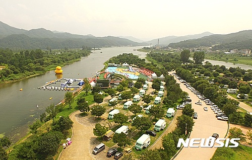 가평군 자라섬 오토캠핑장 전경.