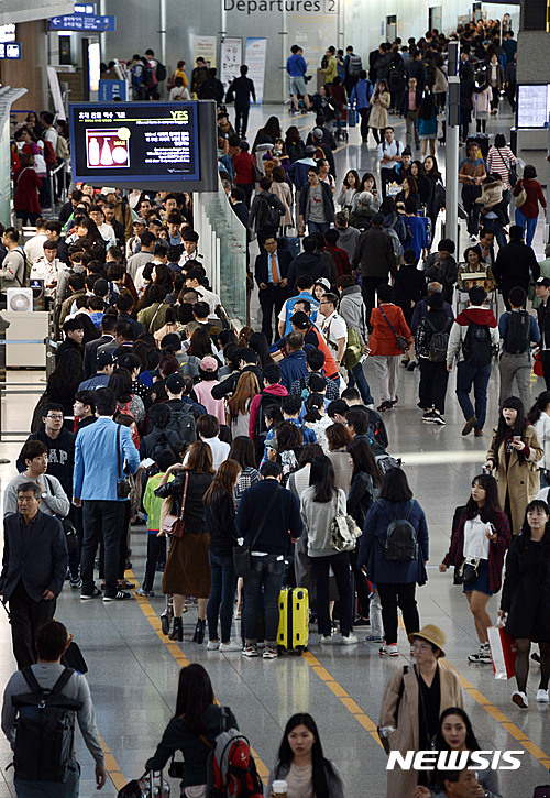 【인천공항=뉴시스】홍찬선 기자 = 중국 국경절 연휴 마지막 날인 9일 오전 인천공항에서 한국을 찾았던 유커들이 관광을 마치고 출국을 하고 있다. 2016.10.09.&nbsp; mania@newsis.com