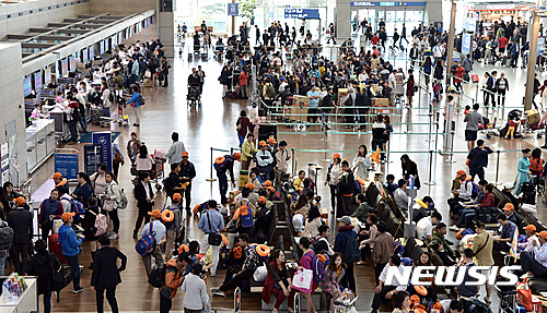 【인천공항=뉴시스】홍찬선 기자 = 중국 국경절 연휴 마지막 날인 9일 오전 인천공항에서 한국을 찾았던 유커들이 관광을 마치고 출국을 하고 있다. 2016.10.09. mania@newsis.com