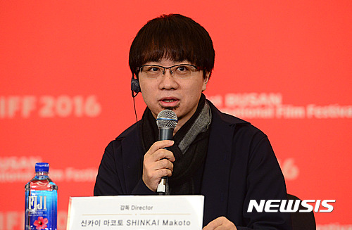 【부산=뉴시스】권현구 기자 = 신카이 마코토 감독이 9일 오후 부산 해운대구 동서대학교 센텀캠퍼스 컨벤션홀에서 열린 영화 '너의 이름은' 기자회견에 참석해 발언을 하고 있다. 2016.10.09.&nbsp; stoweon@newsis.com
