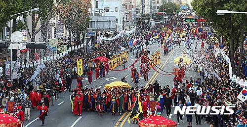 【수원=뉴시스】 이정선 기자 = 2016 수원화성 방문의 해를 기념한 ‘제53회 수원화성문화제’가열린 가운데 9일 오후 경기 수원 장안문 인근에서 조선 22대 정조대왕 능행차가 재연되고 있다. 2016.10.09. ppljs@newsis.com