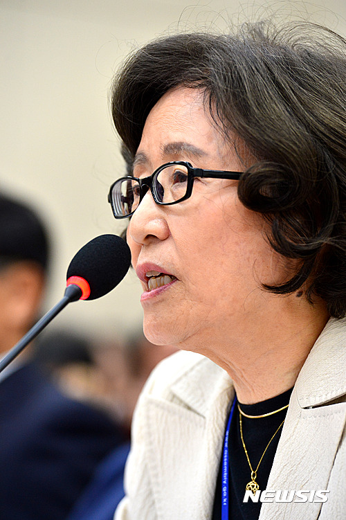 【서울=뉴시스】배훈식 기자 = 박명진 한국문화예술위원장이 10일 오전 서울 여의도 국회에서 열린 교육문화체육관광위원회 국정감사에 출석해 답변하고 있다. 2016.10.10.&nbsp; dahora83@newsis.com
