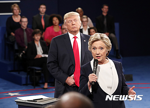 【세인트루이스=AP/뉴시스】미국 민주당 대선 후보 힐러리 클린턴이 9일(현지시간) 미주리주 세인트루이스의 워싱턴대학에서 열린 2차 TV토론에서 발언하는 동안 도널드 트럼프 공화당 후보가 바로 뒤에 서있다. 2016.10.10.