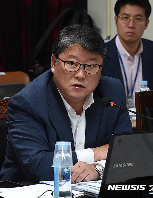 【대전=뉴시스】함형서 기자 = 10일 오전 대전 유성구 금강유역환경청에서 열린 국회 환경노동위원회 낙동강유역 환경청 국정감사에서 새누리당 조원진 의원이 질의를 하고 있다. 2016.10.10. foodwork23@newsis.com