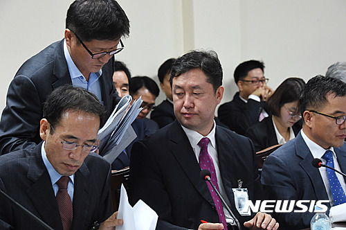 【대전=뉴시스】함형서 기자 = 10일 오전 대전 유성구 금강유역환경청에서 열린 국회 환경노동위원회 낙동강유역 환경청 국정감사에서 송형근 청장이 직원과 이야기를 나누고 있다. 2016.10.10. foodwork23@newsis.com