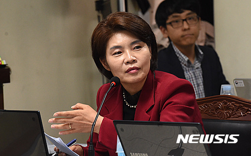 【대전=뉴시스】함형서 기자 = 10일 오전 대전 유성구 금강유역환경청에서 열린 국회 환경노동위원회 낙동강 유역환경청 국정감사에서 더민주 한정애 의원이 질의를 하고 있다 . 2016.10.10. foodwork23@newsis.com