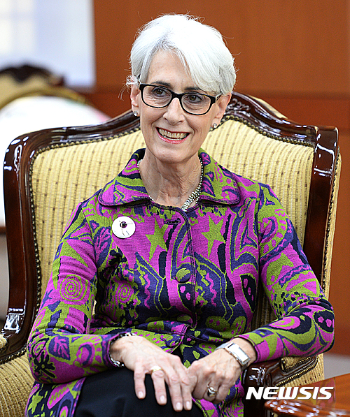 [서울=뉴시스]16일(현지시간) 미 국무부 2인자로 공식 지명된 웬디 셔먼 전 미 국무부 정무차관이 지난 2016년 10월10일 서울 종로구 외교부 청사 접견실에서 윤병세 당시 외교부 장관과 이야기를 나누며 미소를 짓고 있다. 2021.1.17.