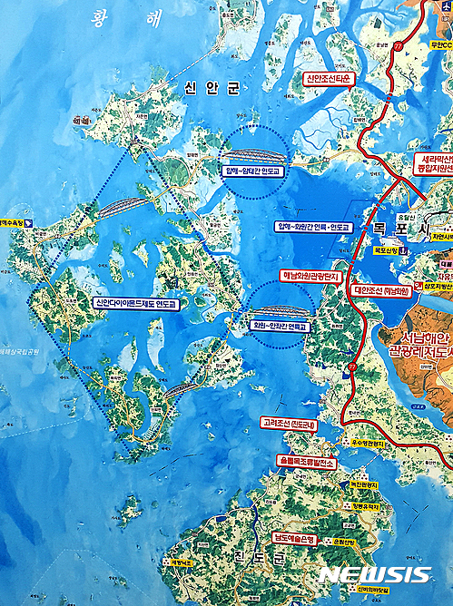 [무안=뉴시스] 전남 신안군이 추진했다가 민간자본 유치 실패로 무산된 '다이아몬드 제도(諸島)' 개발사업 구상도. 신안군은 섬을 세로와 가로로 연결하는 연도교 건설을 추진 중이다. (사진=뉴시스 DB). photo@newsis.com 