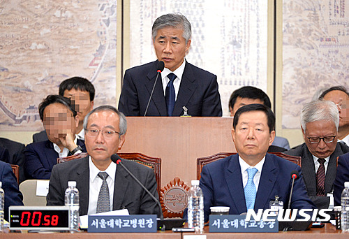 【서울=뉴시스】박진희 기자 = 11일 오전 서울 여의도 국회에서 열린 교육문화체육관광위원회 국립대학법인 서울대학교 국정감사에 출석한 고 백남기씨 주치의인 백선하 교수가 감사위원의 질의에 답변을 하고 있다. 2016.10.11.  pak7130@newsis.com
