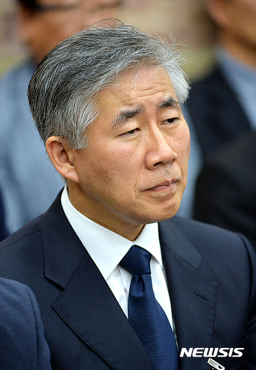 【서울=뉴시스】박진희 기자 = 11일 오전 서울 여의도 국회에서 열린 교육문화체육관광위원회 국립대학법인 서울대학교 국정감사에 출석한 고 백남기씨 주치의 백선하 교수가 감사위원의 질의를 듣고 있다. 2016.10.11. pak7130@newsis.com