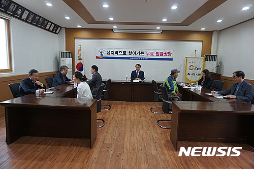 【통영=뉴시스】신정철 기자 = 창원지방법원 통영지원은 지난 10일 통영시 욕지도에서 '섬지역으로 찾아가는 법률상담 및 법률 문화학교(욕지중학교)’ 행사를 실시했다고 11일 밝혔다. 이날 박영주 사무과장과 무료법률상담관 3명(변호사 1명, 법무사 2명)은 욕지면사무소 회의실에서 오후 2시부터 2시간 동안 지역주민들을 상대로 실생활에 밀접한 다양한 법률문제에 관한 상담을 실시했다.2016.10.11.(사진=통영지원 제공) photo@newsis.com