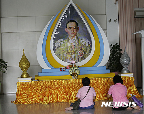 【방콕=AP/뉴시스】태국 방콕 사원에서 11일 여성신자들이 푸미폰 아둔야뎃 국왕의 건강을 기원하고 있다. 푸미폰 국왕은 최근 건강이 급격히 악화된 상태이다. 2016.10.11 