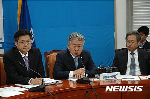 【제주=뉴시스】강정만 기자 = 11일 오전 더불어민주당 원대대표회의실에서 열린 제19차 원내대책회의에서 오영훈 의원(제주시 을·사진 가운데)이 모두발언을 하고 있다. 2016.10.11 (사진= 국회 오영훈 의원실 제공). photo@newsis.com
