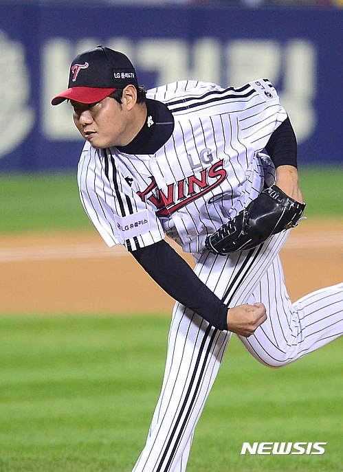 【서울=뉴시스】전신 기자 = 11일 서울 잠실야구장에서 열린 2016 프로야구 포스트시즌 와일드카드 결정전 2차전 LG 트윈스와 KIA 타이거즈 경기에서 1회초 LG 선발 류제국이 역투하고 있다. 2016.10.11&nbsp;&nbsp; photo1006@newsis.com