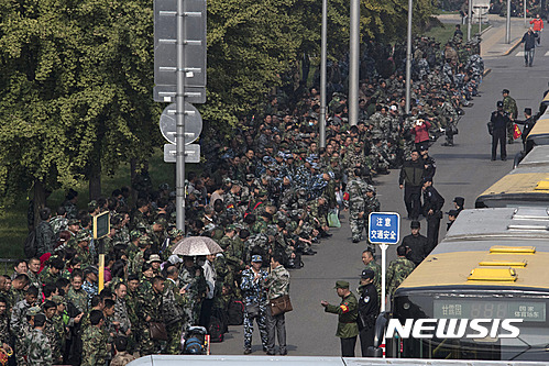 【베이징=AP/뉴시스】 중국 퇴역군인&nbsp; 1000여 명이 11일 베이징 국방부 청사 앞에서 처우개선을 요구하며 시위를 벌이고 있다. 2016.10.12 