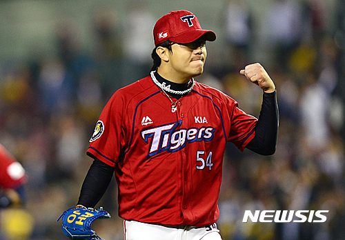 【서울=뉴시스】임태훈 기자 = 11일 오후 서울 송파구 잠실야구장에서 열린 '2016 타이어뱅크 KBO 리그' 포스트시즌 와일드카드 결정전 2차전 LG 트윈스와 KIA 타이거즈의 경기, 3회말 2사 2, 3루 상황 LG 박용택을 파울 플라이 아웃으로 물러나게 한뒤 더그아웃으로 이동하고 있다. 2016.10.11. taehoonlim@newsis.com