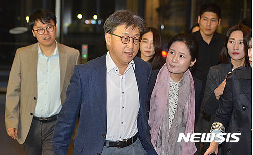 【서울=뉴시스】김선웅 기자 = 이인용 삼성전자 커뮤니케이션 사장이 지난해 10월 12일 서울 서초구 삼성전자 서초사옥에서 열린 삼성 수요 사장단 회의에 참석하는 모습. 2016.10.12. mangusta@newsis.com