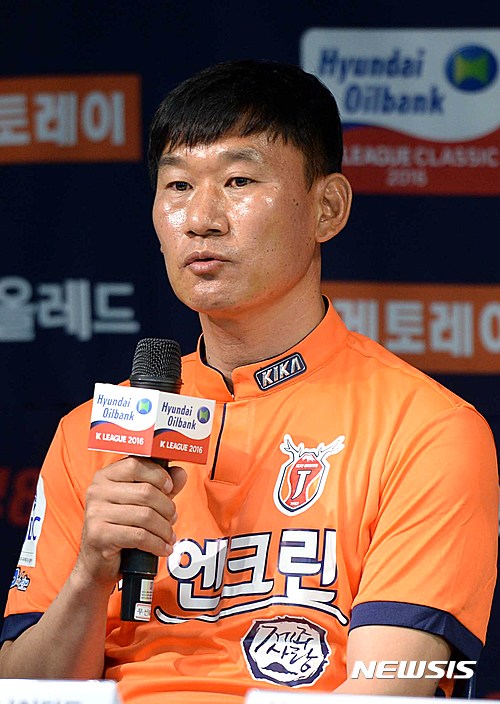【서울=뉴시스】고범준 기자 = 12일 오전 서울 종로구 축구회관에서 열린 현대오일뱅크 K리그 클래식 2016 스플릿 라운드 그룹A 미디어데이에서 조성환 제주 유나이티드 감독이 사회자의 질문에 답변하고 있다. 2016.10.12. bjko@newsis.com