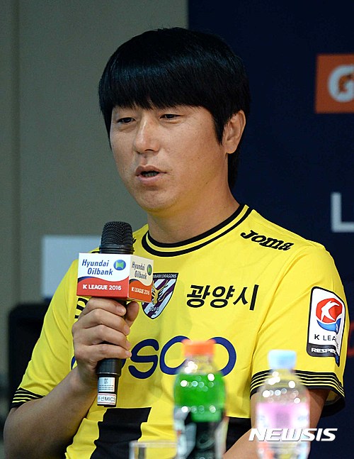 【서울=뉴시스】고범준 기자 = 12일 오전 서울 종로구 축구회관에서 열린 현대오일뱅크 K리그 클래식 2016 스플릿 라운드 그룹A 미디어데이에서 노상래 전남 드래곤즈 감독이 사회자의 질문에 답변하고 있다. 2016.10.12. bjko@newsis.com
