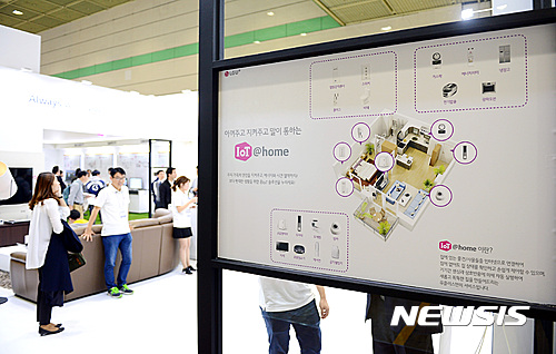 【서울=뉴시스】조성봉 기자 = 12일 오전 서울 강남구 코엑스에서 열린 2016 사물인터넷 국제전시회 LG유플러스 부스에서 시민들이 홈 IoT 솔루션을 체험하고 있다. 2016.10.12. suncho21@newsis.com