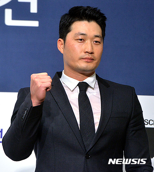 【서울=뉴시스】김선웅 기자 = 미국 메이저리그 세인트루이스 카디널스 오승환이 12일 오후 서울 서초구 쉐라톤 서울 팔래스 강남 호텔에서 입국 기자회견 후 포즈를 취하고 있다. 2016.10.12. mangusta@newsis.com