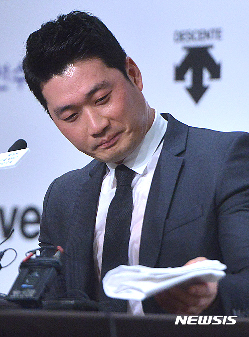 【서울=뉴시스】김선웅 기자 = 미국 메이저리그 세인트루이스 카디널스 오승환이 12일 오후 서울 서초구 쉐라톤 서울 팔래스 강남 호텔에서 입국 기자회견 중 땀을 닦고 손수건을 바라보고 있다. 2016.10.12. mangusta@newsis.com