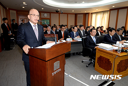 【서울=뉴시스】김진아 기자 = 박한철 헌법재판소장이 12일 오후 서울 종로구 헌법재판소에서 열린 헌법재판소·헌법재판연구원에 대한 법제사법위원회 국정감사에 참석해 인사말을 하고 있다. 2016.10.12.&nbsp; bluesoda@newsis.com