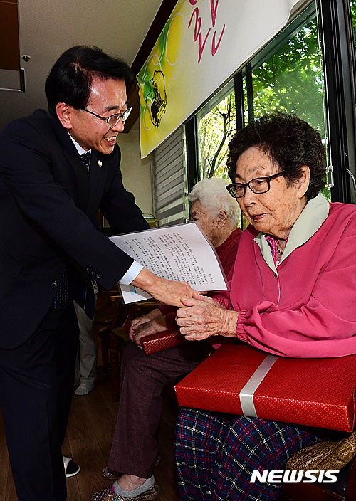 【광주(경기)=뉴시스】국회사진기자단 = 12일 경기 광주시 퇴촌면 나눔의 집을 방문한 국회 외교통일위원회 심재권 위원장이 일본군 위안부 피해자 할머니들과 만나 악수를 하고 있다. 2016.10.12. photo@newsis.com